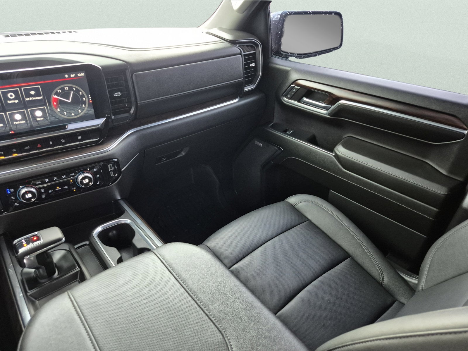 2024 GMC Sierra 1500 SLT - Photo 16